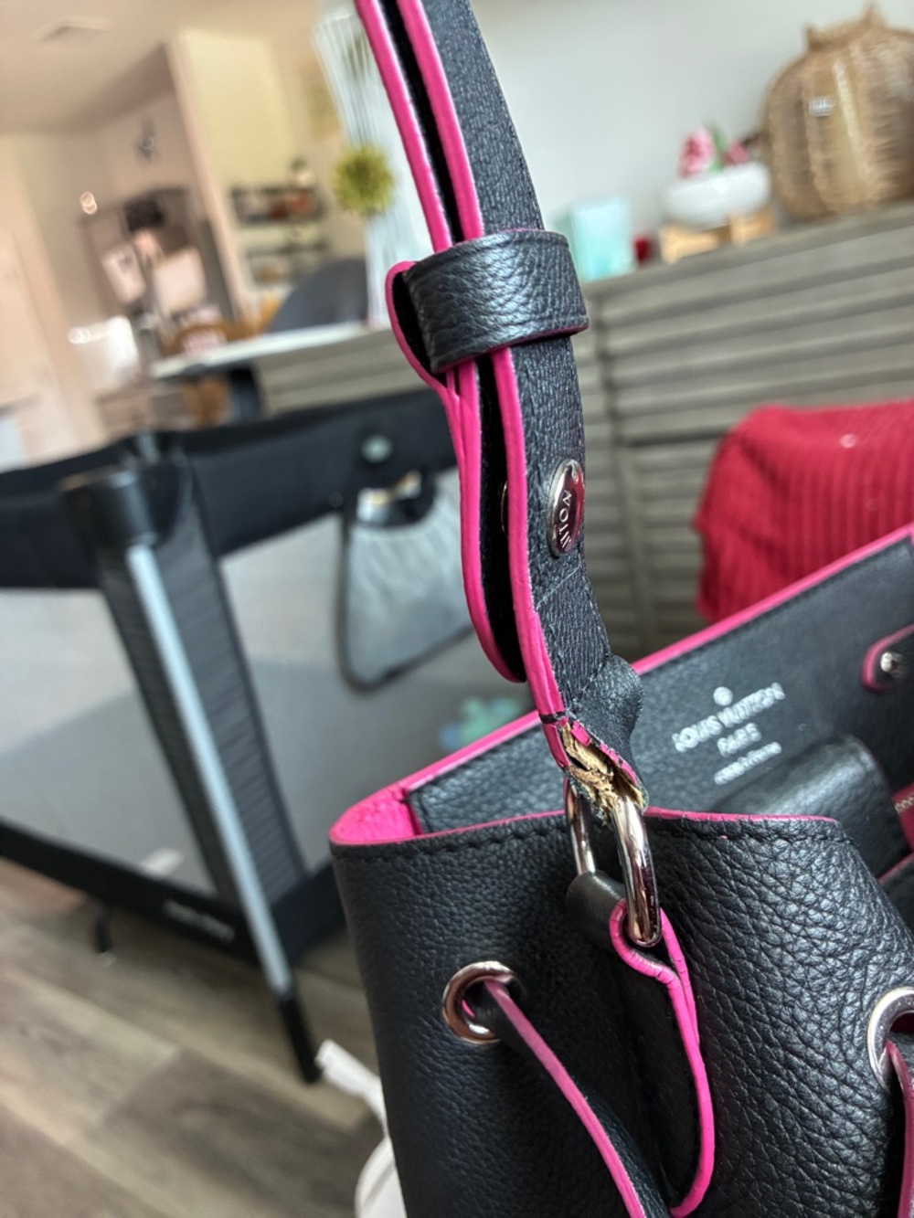 Louis Vuitton Black and Pink Shoulder Bag with Elegant Design - Picture 11 of 15
